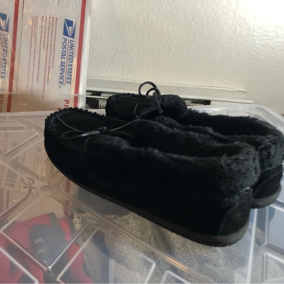 Minnetonka 40650 Women’s Black Suede Sheep Lined Slip On Slippers 9M - Picture 6 of 11